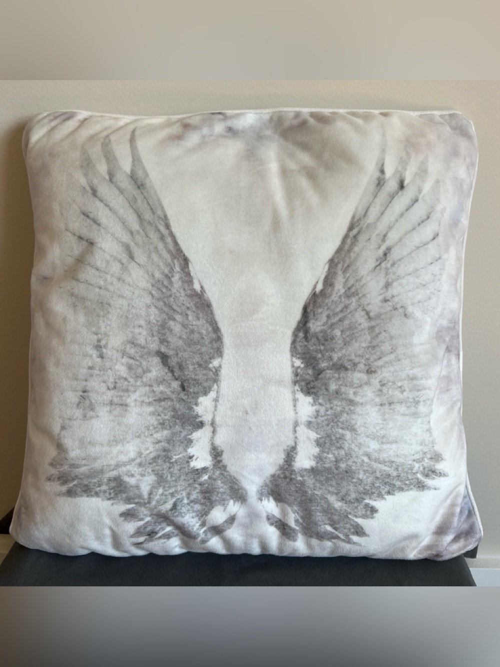 Oliver Gal Luxury White Gold Metallic Embroidered Decorative Throw Pillow